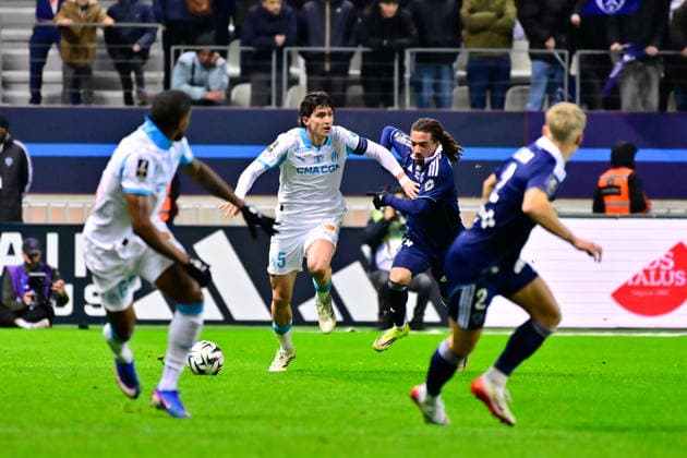 FOOTBALL : Paris FC vs Marseille - Ligue 1 - 31 01 2026 Leonardo BALERDI ( 5 - Olympique Marseille ) and Luca Koleosho ( 24 - PFC ) during the Ligue 1 match between Paris FC and Olympique de Marseille at Stade Jean Bouin on January 31, 2026 in Paris, France. ( Photo by Federico Pestellini PsnewZ ) - ParisFrance  Copyright: xFedericoxPestellinix