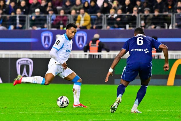 FOOTBALL : Paris FC vs Marseille - Ligue 1 - 31 01 2026 Ethan Nwaneri ( 11 - Olympique Marseille ) and Otavio ( 6 - PFC ) during the Ligue 1 match between Paris FC and Olympique de Marseille at Stade Jean Bouin on January 31, 2026 in Paris, France. ( Photo by Federico Pestellini PsnewZ ) - ParisFrance  Copyright: xFedericoxPestellinix