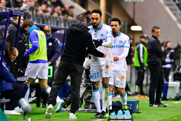 FOOTBALL : Paris FC vs Marseille - Ligue 1 - 31 01 2026 Roberto De Zerbi ( coach Olympique Marseille ) shake hands with Pierre Emerick Aubameyang ( 97 - Olympique Marseille ) during the Ligue 1 match between Paris FC and Olympique de Marseille at Stade Jean Bouin on January 31, 2026 in Paris, France. ( Photo by Federico Pestellini PsnewZ ) - ParisFrance  Copyright: xFedericoxPestellinix