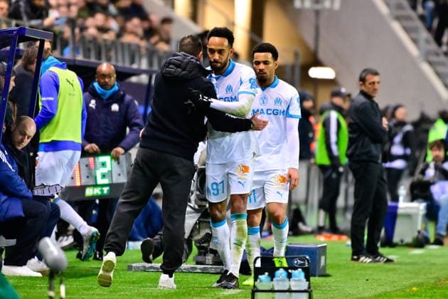 FOOTBALL : Paris FC vs Marseille - Ligue 1 - 31 01 2026 Roberto De Zerbi ( coach Olympique Marseille ) shake hands with Pierre Emerick Aubameyang ( 97 - Olympique Marseille ) during the Ligue 1 match between Paris FC and Olympique de Marseille at Stade Jean Bouin on January 31, 2026 in Paris, France. ( Photo by Federico Pestellini PsnewZ ) - ParisFrance  Copyright: xFedericoxPestellinix