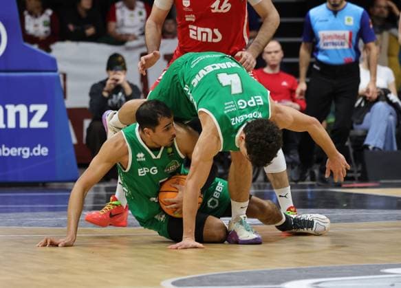 31.01.2026 - Basketball - Saison 2025 2026 - 2. Bundesliga Pro-A - 20. Spieltag: Nürnberg Falcons Basketball Club NBC - EPG Baskets Koblenz - Sportfoto Zink DaMa - xdaxmax - Timothy Tim Smith (5, EPG Guardians Koblenz ) Aleksa Kovacevic (4, EPG Guardians Koblenz ) stolpern übereinander