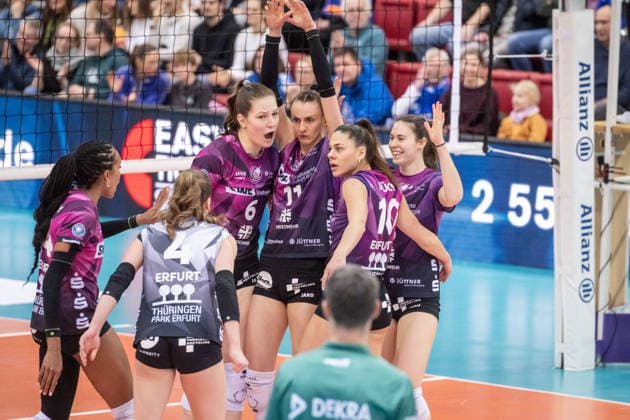Lena Linke (Schwarze-Weiss Erfurt, 06), Isabel Kovacic (Schwarze-Weiss Erfurt, 11), Kinga Szuecs (Schwarze-Weiss Erfurt, 10), Mitte - freuen sich ueber gelungenen Spielzug GER, Allianz MTV Stuttgart - Schwarz-Weiss Erfurt, Volleyball Bundesliga, VBL, Spielzeit 2025 2026, 31.01.2026 GER, Allianz MTV Stuttgart - Schwarz-Weiss Erfurt, Volleyball Bundesliga, VBL, Spielzeit 2025 2026, 31.01.2026 Stuttgart Copyright: xSandyxDinkelackerx EP_SDR