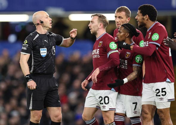 Chelsea v West Ham 28th January 2026, London - Premier League Football - Chelsea v West Ham United - Referee Anthony Taylor speaks with Jarrod Bowen, Crysencio Summerville, Tomas Soucek and Jean-Clair Todibo of West Ham United as they protest a decision - Photo: Charlotte Wilson Offside. London UK  Copyright: xCharlottexWilsonx xOffsidexOffside