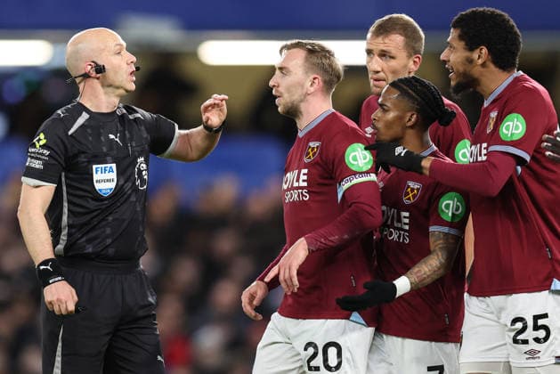 Chelsea v West Ham 28th January 2026, London - Premier League Football - Chelsea v West Ham United - Referee Anthony Taylor speaks with Jarrod Bowen, Crysencio Summerville, Tomas Soucek and Jean-Clair Todibo of West Ham United as they protest a decision - Photo: Charlotte Wilson Offside. London UK  Copyright: xCharlottexWilsonx xOffsidexOffside