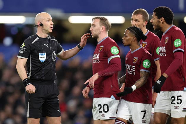 Chelsea v West Ham 28th January 2026, London - Premier League Football - Chelsea v West Ham United - Referee Anthony Taylor speaks with Jarrod Bowen, Crysencio Summerville, Tomas Soucek and Jean-Clair Todibo of West Ham United as they protest a decision - Photo: Charlotte Wilson Offside. London UK  Copyright: xCharlottexWilsonx xOffsidexOffside
