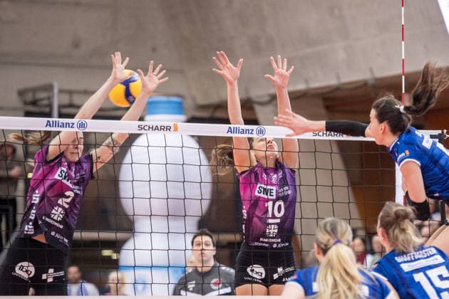 Elizabeth Sandbothe (Schwarze-Weiss Erfurt, 02) und Kinga Szuecs (Schwarze-Weiss Erfurt, 10) versuchen Spielball von Lydia Grote (Allianz MTV Stuttgart, 05), re. zu blocken GER, Allianz MTV Stuttgart - Schwarz-Weiss Erfurt, Volleyball Bundesliga, VBL, Spielzeit 2025 2026, 31.01.2026 GER, Allianz MTV Stuttgart - Schwarz-Weiss Erfurt, Volleyball Bundesliga, VBL, Spielzeit 2025 2026, 31.01.2026 Stuttgart Copyright: xSandyxDinkelackerx EP_SDR