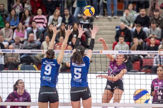 Kinga Szuecs (Schwarze-Weiss Erfurt, 10) vs. Stuttgarter Block aus Anna Koulberg (Allianz MTV Stuttgart, 09) und Lydia Grote (Allianz MTV Stuttgart, 05) GER, Allianz MTV Stuttgart - Schwarz-Weiss Erfurt, Volleyball Bundesliga, VBL, Spielzeit 2025 2026, 31.01.2026 GER, Allianz MTV Stuttgart - Schwarz-Weiss Erfurt, Volleyball Bundesliga, VBL, Spielzeit 2025 2026, 31.01.2026 Stuttgart Copyright: xSandyxDinkelackerx EP_SDR