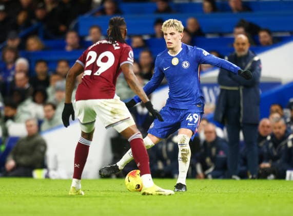 Chelsea v West Ham United, English Premier League, Stamford Bridge, London, UK - 31 01 2026 Alejandro Garnacho of Chelsea takes on Aaron Wan-Bissaka of West Ham United London Stamford Bridge London GBR, UK NEWSPAPERS OUT Copyright: xMarkxGreenwoodx