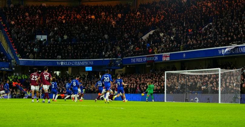 Chelsea goalkeeper Robert Sanchez with a one handed save at 0-2 Chelsea v West Ham United, Premier League, Football, Stamford Bridge, London, UK - 31 Jan 2026London Stamford Bridge United Kingdom EDITORIAL USE ONLY No use with unauthorised audio, video, data, fixture lists, club league logos or live services. Online in-match use limited to 120 images, no video emulation. No use in betting, games or single club league player publications.  Copyright: xJavierxGarcia Shutterstockx 16496749ab