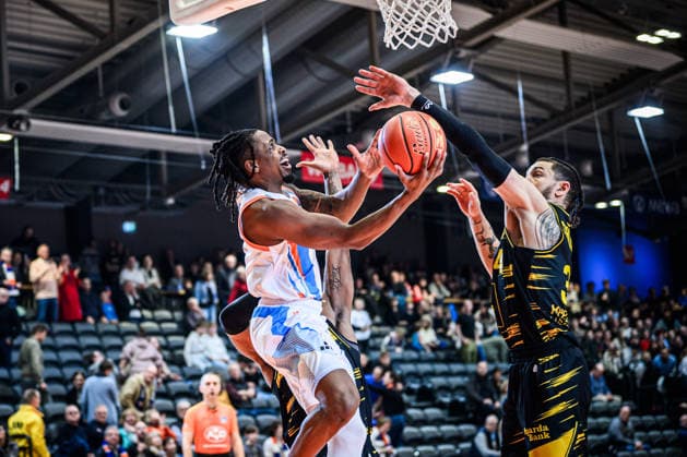easycredit BBL Basketball Bundesliga 2025 2026 18. Spieltag 31.01.2026 Science City Jena vs MHP RIESEN Ludwigsburg v.li. beim Korbleger Uchenna Iroegbu (Jena) gegen Gavin Schilling (Lubu) Sparkassen Arena