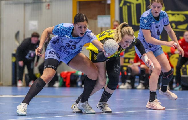 GER, Dortmund, Borussia Dortmund vs HSG Bensheim Auerbach Flames, Alsco Handball Bundesliga Frauen, Handball, DHB, Spielzeit 2025 2026, Sporthalle Wellinghofen, 15. Spieltag im Bild v.l.: Lucie-Marie Kretzschmar (HSG Bensheim Auerbach Flames Frauen 29), Emma Olsson (Borussia Dortmund 29d) DFB DFL REGULATIONS PROHIBIT ANY USE OF PHOTOGRAPHS AS IMAGE SEQUENCES AND OR QUASI-VIDEO, 31.01.2026 Copyright: HMBxMedia HendrikxHamelau