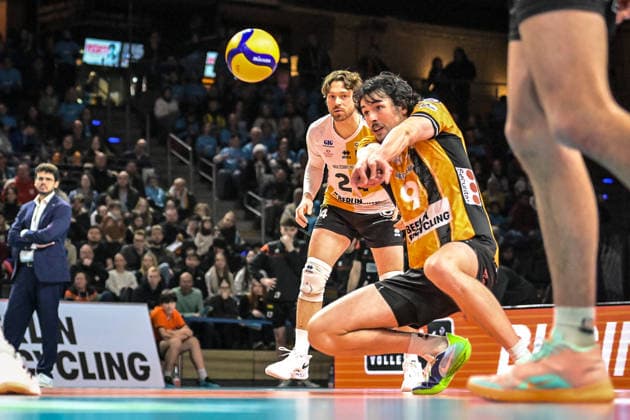 31.01.2026, xlakx, Volleyball 1.Bundesliga Herren, BR Volleys - FT 1844 Freiburg v.l. Kyle Dagostino (BR Volleys), Nolan Flexen (BR Volleys) Annahme Berlin