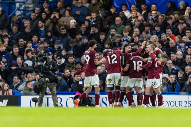Chelsea v West Ham United, Premier League GOAL 0-2. West Ham United forward Crysencio Summerville (7) celebrates with teammates after scoring a goal during the Premier League match between Chelsea and West Ham United at Stamford Bridge, London, UK on 31 January 2026. London Stamford Bridge Greater London UK Editorial use only DataCo restrictions apply See www.football-dataco.com , Copyright: xToyinxOshodix PSI-23659-0017