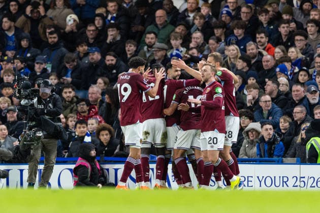 Chelsea v West Ham United, Premier League GOAL 0-2. West Ham United forward Crysencio Summerville (7) celebrates with teammates after scoring a goal during the Premier League match between Chelsea and West Ham United at Stamford Bridge, London, UK on 31 January 2026. London Stamford Bridge Greater London UK Editorial use only DataCo restrictions apply See www.football-dataco.com , Copyright: xToyinxOshodix PSI-23659-0018