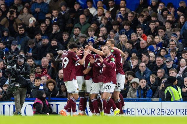 Chelsea v West Ham United, Premier League GOAL 0-2. West Ham United forward Crysencio Summerville (7) celebrates with teammates after scoring a goal during the Premier League match between Chelsea and West Ham United at Stamford Bridge, London, UK on 31 January 2026. London Stamford Bridge Greater London UK Editorial use only DataCo restrictions apply See www.football-dataco.com , Copyright: xToyinxOshodix PSI-23659-0019