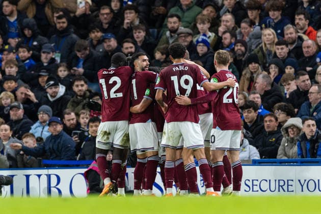 Chelsea v West Ham United, Premier League GOAL 0-2. West Ham United forward Crysencio Summerville (7) celebrates with teammates after scoring a goal during the Premier League match between Chelsea and West Ham United at Stamford Bridge, London, UK on 31 January 2026. London Stamford Bridge Greater London UK Editorial use only DataCo restrictions apply See www.football-dataco.com , Copyright: xToyinxOshodix PSI-23659-0021