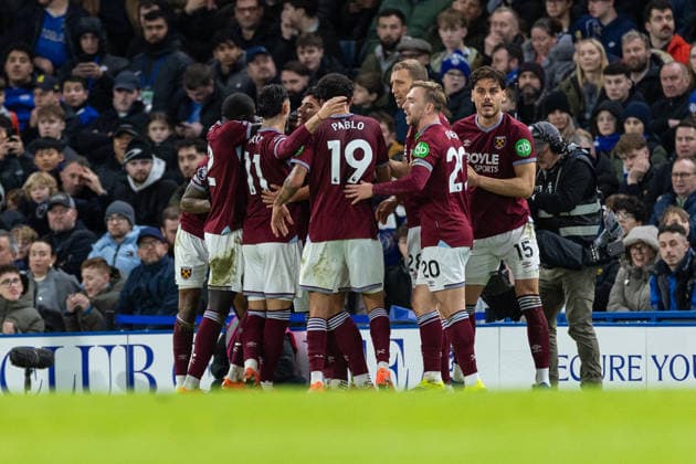 Chelsea v West Ham United, Premier League GOAL 0-2. West Ham United forward Crysencio Summerville (7) celebrates with teammates after scoring a goal during the Premier League match between Chelsea and West Ham United at Stamford Bridge, London, UK on 31 January 2026. London Stamford Bridge Greater London UK Editorial use only DataCo restrictions apply See www.football-dataco.com , Copyright: xToyinxOshodix PSI-23659-0022