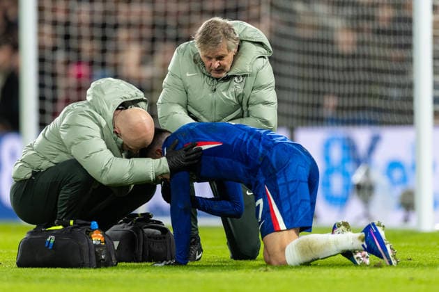 Chelsea v West Ham United, Premier League Chelsea forward Pedro Neto (7) is tended to by the team physios after a collision during the Premier League match between Chelsea and West Ham United at Stamford Bridge, London, UK on 31 January 2026. London Stamford Bridge Greater London UK Editorial use only DataCo restrictions apply See www.football-dataco.com , Copyright: xToyinxOshodix PSI-23659-0026