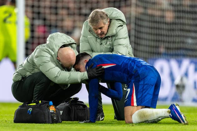 Chelsea v West Ham United, Premier League Chelsea forward Pedro Neto (7) is tended to by the team physios after a collision during the Premier League match between Chelsea and West Ham United at Stamford Bridge, London, UK on 31 January 2026. London Stamford Bridge Greater London UK Editorial use only DataCo restrictions apply See www.football-dataco.com , Copyright: xToyinxOshodix PSI-23659-0027