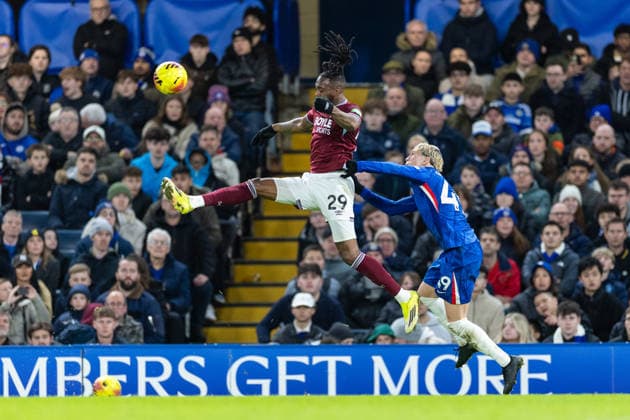 Chelsea v West Ham United, Premier League Chelsea forward Pedro Neto (7) is tended to by the team physios after a collision during the Premier League match between Chelsea and West Ham United at Stamford Bridge, London, UK on 31 January 2026. London Stamford Bridge Greater London UK Editorial use only DataCo restrictions apply See www.football-dataco.com , Copyright: xToyinxOshodix PSI-23659-0034