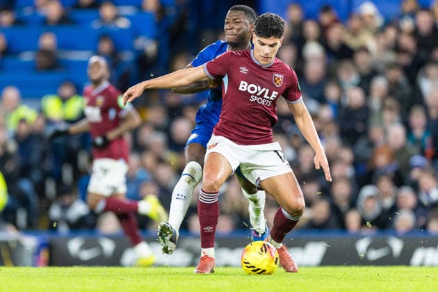 Chelsea v West Ham United, Premier League West Ham United midfielder Mateus Fernandes (18) and Chelsea midfielder MoisÃ s Caicedo (25) battle for the ball during the Premier League match between Chelsea and West Ham United at Stamford Bridge, London, UK on 31 January 2026. London Stamford Bridge Greater London UK Editorial use only DataCo restrictions apply See www.football-dataco.com , Copyright: xToyinxOshodix PSI-23659-0035