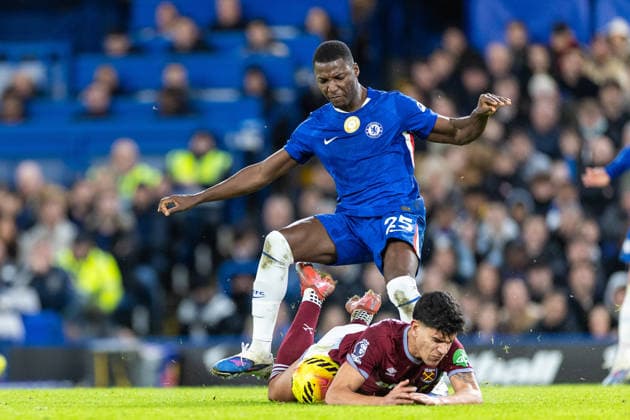 Chelsea v West Ham United, Premier League West Ham United midfielder Mateus Fernandes (18) and Chelsea midfielder MoisÃ s Caicedo (25) battle for the ball during the Premier League match between Chelsea and West Ham United at Stamford Bridge, London, UK on 31 January 2026. London Stamford Bridge Greater London UK Editorial use only DataCo restrictions apply See www.football-dataco.com , Copyright: xToyinxOshodix PSI-23659-0040