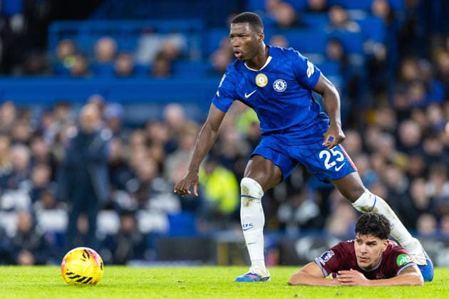 Chelsea v West Ham United, Premier League Chelsea midfielder MoisÃ s Caicedo (25) fouls West Ham United midfielder Mateus Fernandes (18) during the Premier League match between Chelsea and West Ham United at Stamford Bridge, London, UK on 31 January 2026. London Stamford Bridge Greater London UK Editorial use only DataCo restrictions apply See www.football-dataco.com , Copyright: xToyinxOshodix PSI-23659-0042