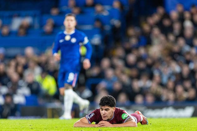Chelsea v West Ham United, Premier League West Ham United midfielder Mateus Fernandes (18) lays on the pitch after a foul by Chelsea midfielder MoisÃ s Caicedo (25) during the Premier League match between Chelsea and West Ham United at Stamford Bridge, London, UK on 31 January 2026. London Stamford Bridge Greater London UK Editorial use only DataCo restrictions apply See www.football-dataco.com , Copyright: xToyinxOshodix PSI-23659-0043