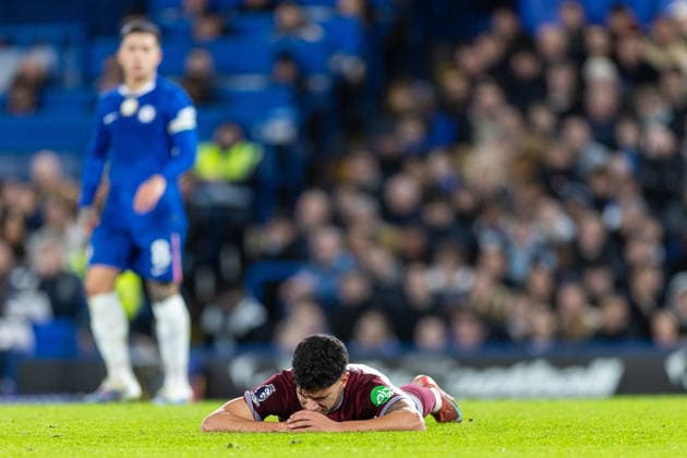 Chelsea v West Ham United, Premier League West Ham United midfielder Mateus Fernandes (18) lays on the pitch after a foul by Chelsea midfielder MoisÃ s Caicedo (25) during the Premier League match between Chelsea and West Ham United at Stamford Bridge, London, UK on 31 January 2026. London Stamford Bridge Greater London UK Editorial use only DataCo restrictions apply See www.football-dataco.com , Copyright: xToyinxOshodix PSI-23659-0044