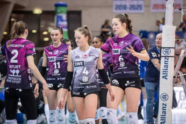 Lotte Goertz (Schwarze-Weiss Erfurt, 04) und Team - sichtlich enttaeuscht GER, Allianz MTV Stuttgart - Schwarz-Weiss Erfurt, Volleyball Bundesliga, VBL, Spielzeit 2025 2026, 31.01.2026 GER, Allianz MTV Stuttgart - Schwarz-Weiss Erfurt, Volleyball Bundesliga, VBL, Spielzeit 2025 2026, 31.01.2026 Stuttgart Copyright: xSandyxDinkelackerx EP_SDR