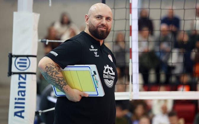 31.01.2026, Deutschland, Stuttgart Volleyball Allianz MTV Stuttgart vs. Schwarz-Weiß Erfurt, Trainer Konstantin Bitter (Stuttgart)