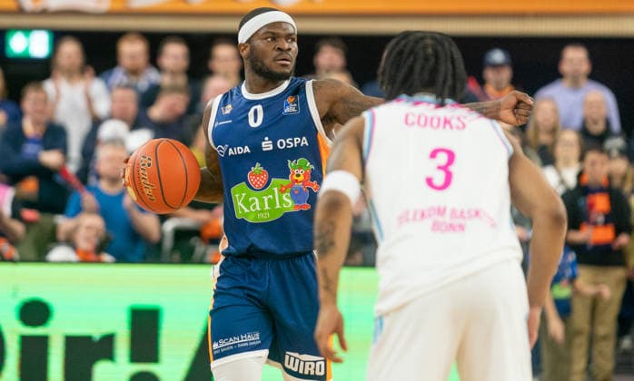 31.1.2026, Basketball, Herren, easy credit BBL, easy credit Bundesliga, BBL, Bundesliga, 18. Spieltag, Rostock Seawolves - Telekom Baskets Bonn TJ Crockett jr. (Rostock Seawolves, li.) gegen Zachery Cooks (Telekom Baskets Bonn, re.) Rostock Stadthalle Mecklenburg-Vorpommern Deutschland