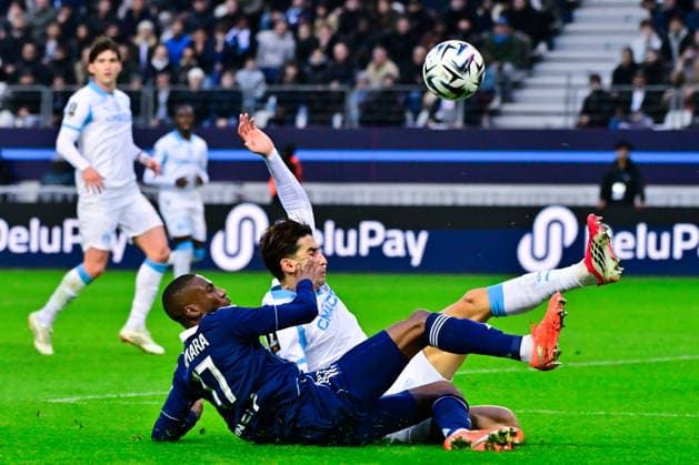 FOOTBALL : Paris FC vs Marseille - Ligue 1 - 31 01 2026 Adama CAMARA ( 17 - PFC ) and NAYEF AGUERD ( 21 - Olympique Marseille ) during the Ligue 1 match between Paris FC and Olympique de Marseille at Stade Jean Bouin on January 31, 2026 in Paris, France. ( Photo by Federico Pestellini PsnewZ ) - ParisFrance  Copyright: xFedericoxPestellinix