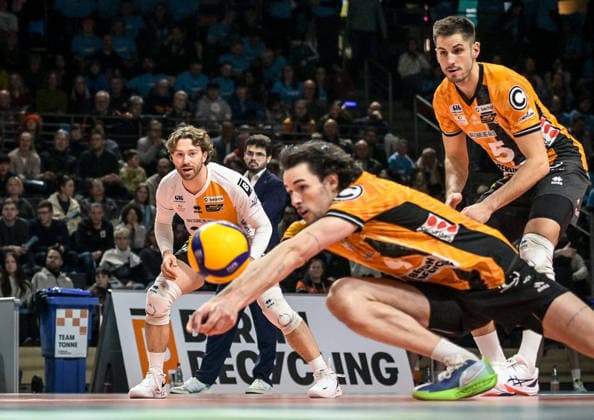 31.01.2026, xlakx, Volleyball 1.Bundesliga Herren, BR Volleys - FT 1844 Freiburg v.l. Kyle Dagostino (BR Volleys), Moritz Reichert (BR Volleys), Nolan Flexen (BR Volleys) Annahme Berlin