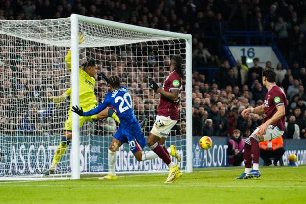 Chelsea v West Ham United, Premier League Joao Pedro of Chelsea scoring his goal to make it 1-2 during the Chelsea v West Ham United Premier League match at Stamford Bridge, London, England on 31 January 2026 Credit: Dylan Hepworth Every Second Media Editorial use only. All images are copyright Every Second Media Limited. No images may be reproduced without prior permission. All rights reserved. Premier League and Football League images are subject to licensing agreements with Football DataCo Limited. see https: www.football-dataco.com Copyright: xIMAGO EveryxSecondxMediax ESM-1782-0051 DylanxHepworthx xEveryxSecondxMediax