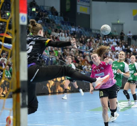 Handball I Frauen I Saison 2025-2026 I 1. HBF I 15. Spieltag I VFL Oldenburg - SV Union Halle-Neustadt I 31.01.2026 Emma Hertha (17, SV Union Halle-Neustadt) vorbei an Madita Kohorst (25, VfL Oldenburg) Oldenburg Kleine EWE-Arena Niedersachsen Deutschland Copyright: xLobeca JonasxBoningx