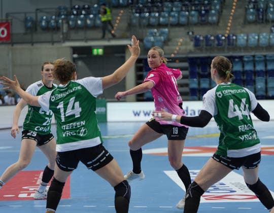 Handball I Frauen I Saison 2025-2026 I 1. HBF I 15. Spieltag I VFL Oldenburg - SV Union Halle-Neustadt I 31.01.2026 Marie Steffen (14, VfL Oldenburg), Lea Gruber (19, SV Union Halle-Neustadt), Lisa-Marie Fragge (44, VfL Oldenburg) Oldenburg Kleine EWE-Arena Niedersachsen Deutschland Copyright: xLobeca JonasxBoningx