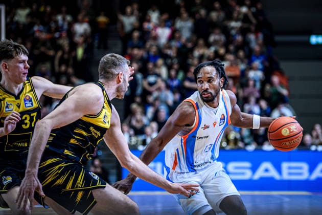 easycredit BBL Basketball Bundesliga 2025 2026 18. Spieltag 31.01.2026 Science City Jena vs MHP RIESEN Ludwigsburg v.re. Keith Braxton (Jena) am Ball gegen Jonas Wohlfarth Bottermann (Lubu) Sparkassen Arena