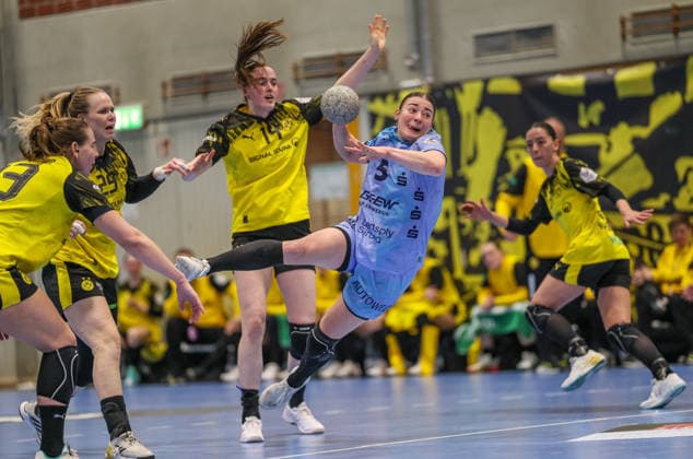 GER, Dortmund, Borussia Dortmund vs HSG Bensheim Auerbach Flames, Alsco Handball Bundesliga Frauen, Handball, DHB, Spielzeit 2025 2026, Sporthalle Wellinghofen, 15. Spieltag im Bild v.l.: Alieke van Maurik (Borussia Dortmund Handball 14), Isabell Hurst (HSG Bensheim Auerbach Flames Frauen 5) DFB DFL REGULATIONS PROHIBIT ANY USE OF PHOTOGRAPHS AS IMAGE SEQUENCES AND OR QUASI-VIDEO, 31.01.2026 Copyright: HMBxMedia HendrikxHamelau