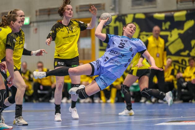 GER, Dortmund, Borussia Dortmund vs HSG Bensheim Auerbach Flames, Alsco Handball Bundesliga Frauen, Handball, DHB, Spielzeit 2025 2026, Sporthalle Wellinghofen, 15. Spieltag im Bild v.l.: Alieke van Maurik (Borussia Dortmund Handball 14), Isabell Hurst (HSG Bensheim Auerbach Flames Frauen 5) DFB DFL REGULATIONS PROHIBIT ANY USE OF PHOTOGRAPHS AS IMAGE SEQUENCES AND OR QUASI-VIDEO, 31.01.2026 Copyright: HMBxMedia HendrikxHamelau