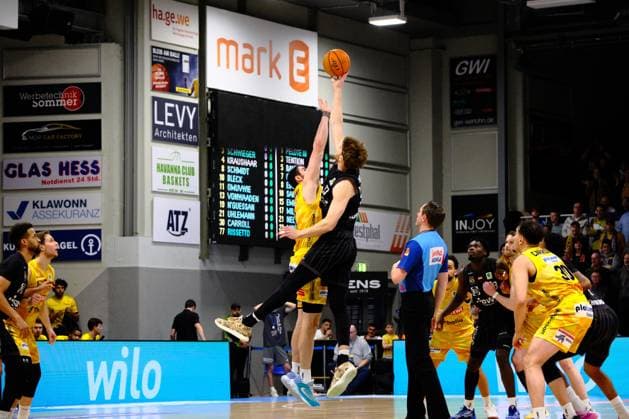 ProA - Phoenix Hagen vs. Tigers Tübingen, Hagen, 31.01.2026, Ischelandhalle Hagen Tippoff zwischen Tim Uhlemann ( 21, Phoenix Hagen, PF) und Lukas Milner ( 17, Tigers Tübingen, C); Barmer2BasketballBundesliga ProA - Phoenix Hagen vs. Tigers Tübingen, Hagen, 31.01.2026, Ischelandhalle Hagen Copyright: xBEAUTIFULxSPORTS Piepenstockx