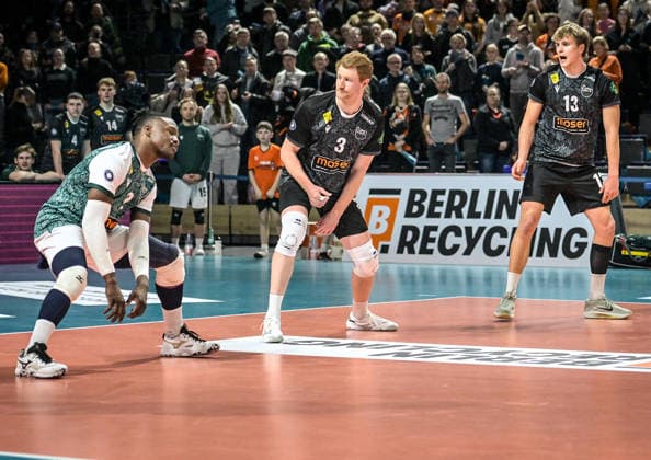 31.01.2026, xlakx, Volleyball 1.Bundesliga Herren, BR Volleys - FT 1844 Freiburg v.l. Timothy McIntosh (FT 1844 Freiburg), Yannick Harms (FT 1844 Freiburg), Jannik Brentel (FT 1844 Freiburg) enttaeuscht, schaut enttaeuscht, niedergeschlagen, disappointed Berlin