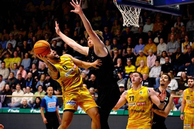 ProA - Phoenix Hagen vs. Tigers Tübingen, Hagen, 31.01.2026, Ischelandhalle Hagen Marcus Henri Graves ( 0, Phoenix Hagen, PG) beim Korbleger, sehr eng verteiigt von Lukas Milner ( 17, Tigers Tübingen, C); Barmer2BasketballBundesliga ProA - Phoenix Hagen vs. Tigers Tübingen, Hagen, 31.01.2026, Ischelandhalle Hagen Copyright: xBEAUTIFULxSPORTS Piepenstockx