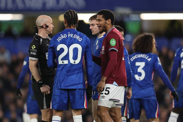31st January 2026; Stamford Bridge, Chelsea, London, England: Premier League Football, Chelsea versus West Ham United; referee Anthony Taylor speaks to Joao Pedro of Chelsea and Jean-Clair Todibo of West Ham United about the pushing taking place while awaiting an incoming West Ham United free kick  KatiexChan Content restricted for UK based newspaper