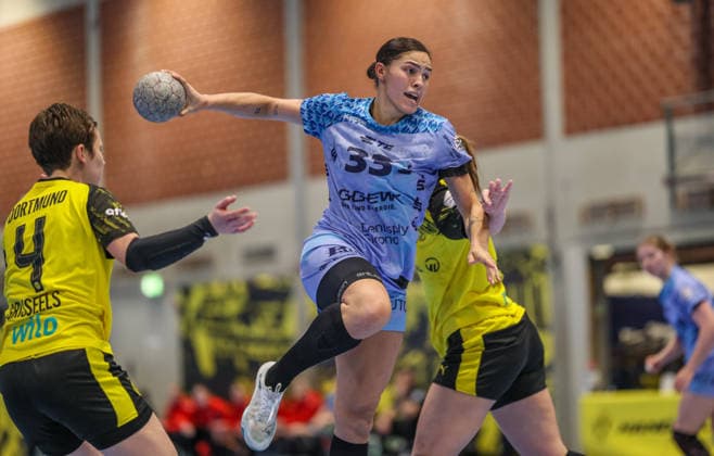 GER, Dortmund, Borussia Dortmund vs HSG Bensheim Auerbach Flames, Alsco Handball Bundesliga Frauen, Handball, DHB, Spielzeit 2025 2026, Sporthalle Wellinghofen, 15. Spieltag im Bild v.l.: Alina Grijseels (Borussia Dortmund Handball 4), Lucie-Marie Kretzschmar (HSG Bensheim Auerbach Flames Frauen 29), Torwurf DFB DFL REGULATIONS PROHIBIT ANY USE OF PHOTOGRAPHS AS IMAGE SEQUENCES AND OR QUASI-VIDEO, 31.01.2026 Copyright: HMBxMedia HendrikxHamelau