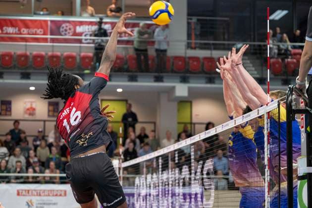 1.Volleyball Bundesliga -Saison 2025 2026 Cerebricks Volley Goats Mitteldeutschland vs.Barock Volleys MTV Ludwigsburg Halle, Deutschland 31. Januar 2026: Im Bild:v.li.Nyherowo Omene(Ludwigsburg) mit Ball, Halle Saale swh.Arena Sachsen-Anhalt Deutschland
