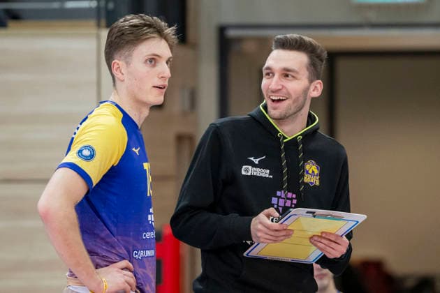 1.Volleyball Bundesliga -Saison 2025 2026 Cerebricks Volley Goats Mitteldeutschland vs.Barock Volleys MTV Ludwigsburg Halle, Deutschland 31. Januar 2026: Im Bild:v.li.Dax Tompkins (Bitterfeld) und Trainer Lukas Thielemann (Bitterfeld) Halle Saale swh.Arena Sachsen-Anhalt Deutschland