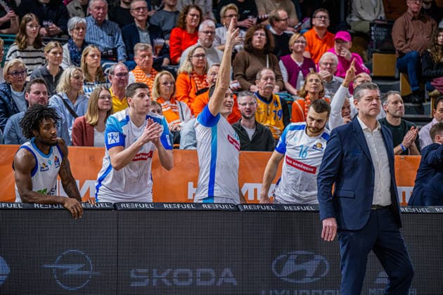 1. Basketball Bundesliga, easyCredit BBL, Saison 2025 2026, Herren, Hauptrunde, 18. Spieltag, 31.01.2026, RASTA Vechta - Frankfurt Skyliners Das Team der Frankfurt Skyliners zeigt Emotionen während der Partie Vechta RASTA Dome Niedersachsen Deutschland