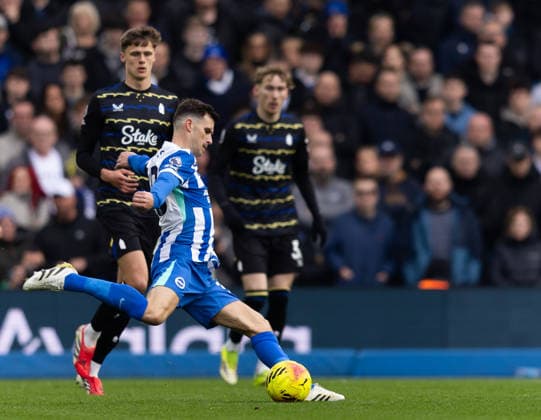 BRIGHTON, ENGLAND - JANUARY 31: Pascal GroÃŸ of Brighton & Hove Albion passes the ball during the Premier League match between Brighton & Hove Albion and Everton at Amex Stadium on January 31, 2026 in Brighton, England. (Photo by Ben Peters) SPO  Copyright: xBenxPeters