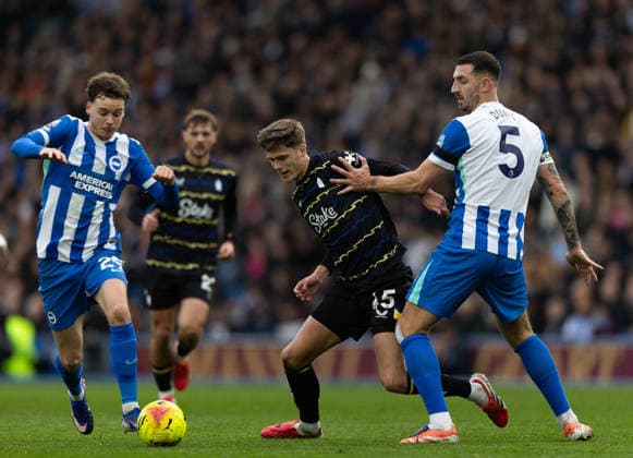 BRIGHTON, ENGLAND - JANUARY 31: Maxim De Cuyper (left) and Lewis Dunk of Brighton & Hove Albion battles for the ball with Harrison Armstrong of Everton during the Premier League match between Brighton & Hove Albion and Everton at Amex Stadium on January 31, 2026 in Brighton, England. (Photo by Ben Peters) SPO  Copyright: xBenxPeters